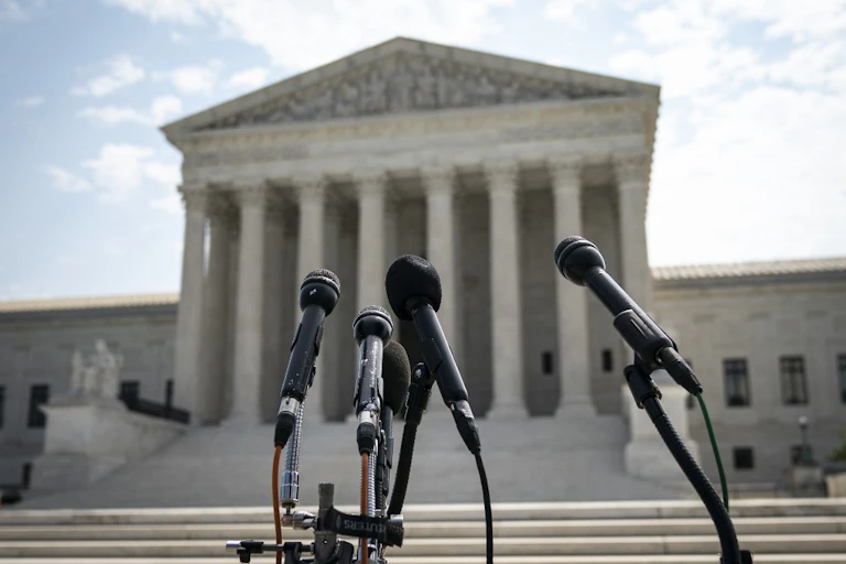 Des micros placés devant le bâtiment de la Cour suprême des États-Unis à Washington, DC.
