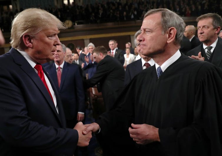Donald Trump serre la main de John Roberts