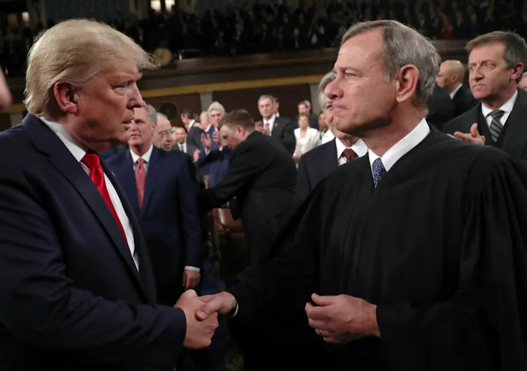 Donald Trump serre la main de John Roberts