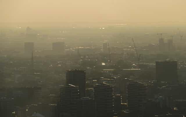 Vista aérea de una ciudad cubierta por contaminación.