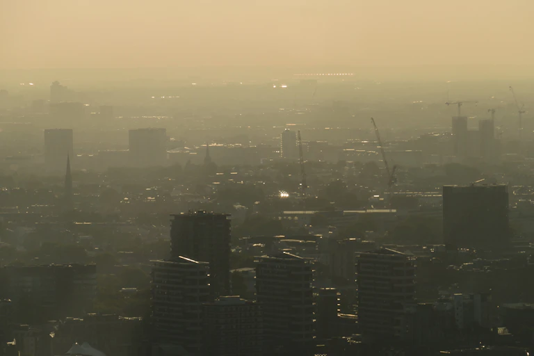 Vista aérea de una ciudad cubierta por contaminación.