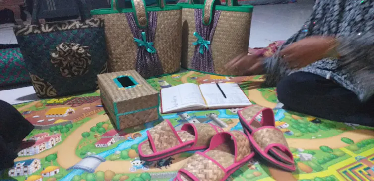 Kotak tisu, sendal, dompet, dan tas anyaman.