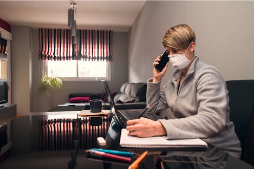 Las zonas en las que más disminuyeron las visitas al lugar de trabajo y se incrementó el tiempo en los hogares experimentaron una mejor evolución en términos de contagios. Ésta es la conclusión a la que ha llegado un equipo tras analizar las localizaciones móviles de millones de estadounidenses durante la primera ola de la pandemia.