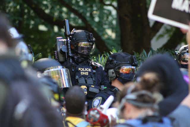 Policía antidisturbios en Portland.