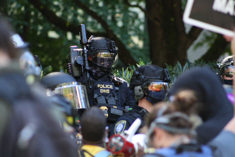 Policía antidisturbios en Portland.