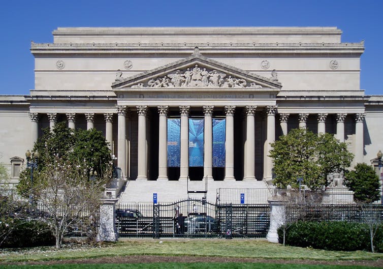Neoklasycystyczny budynek National Archives w Waszyngtonie
