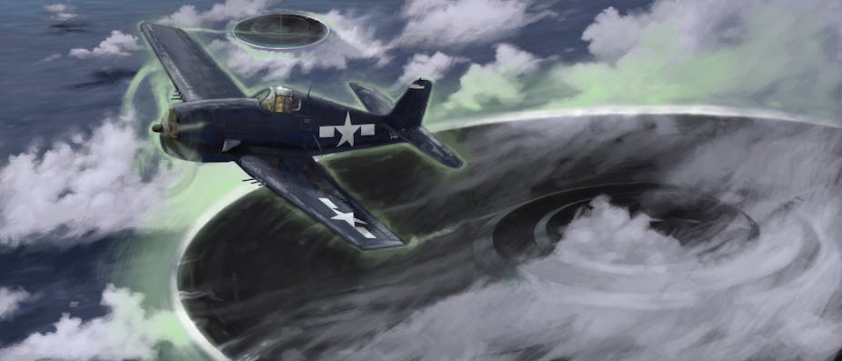 Ilustrasi pesawat terbang di atas lautan dengan UFO di dekatnya.