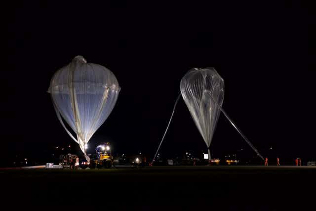 De nuit, lancé de deux ballons stratosphériques.