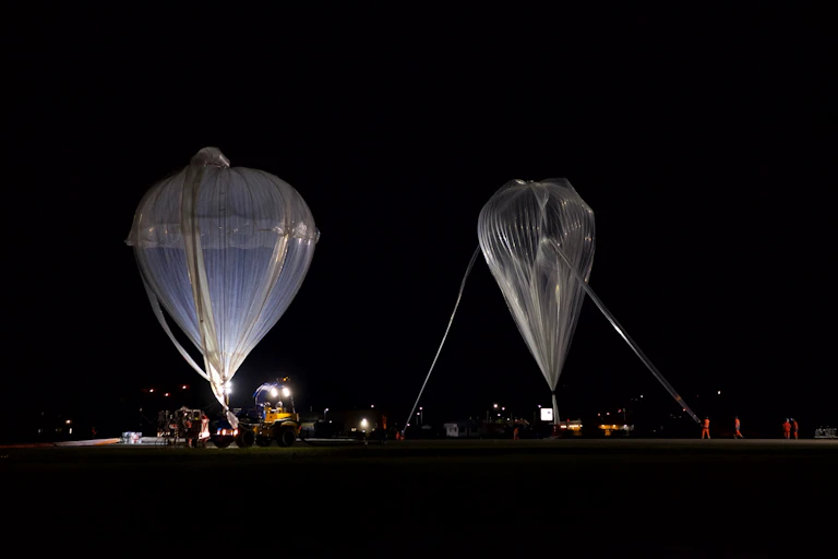 De nuit, lancé de deux ballons stratosphériques.