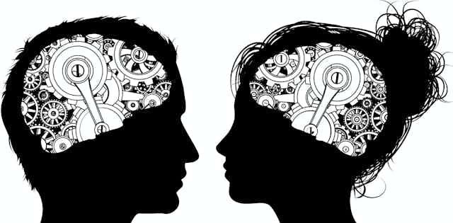 Siluetas negras de cabezas de hombre y mujer con engranajes mecánicos dibujados sobre el cerebro.