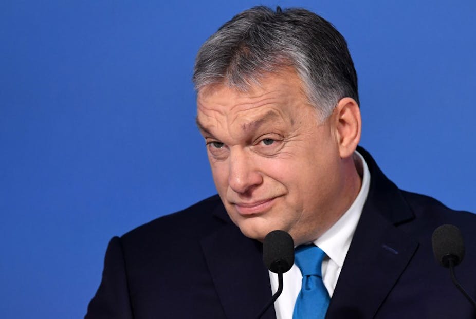 Viktor Orbán devant un micro