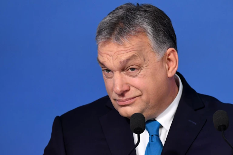 Viktor Orbán devant un micro
