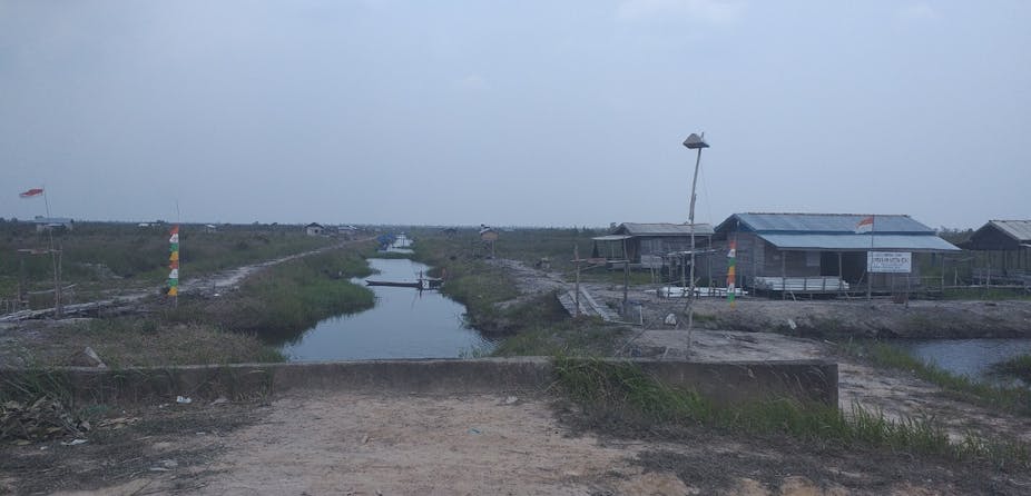 Rumah di kanan menghadap kali.