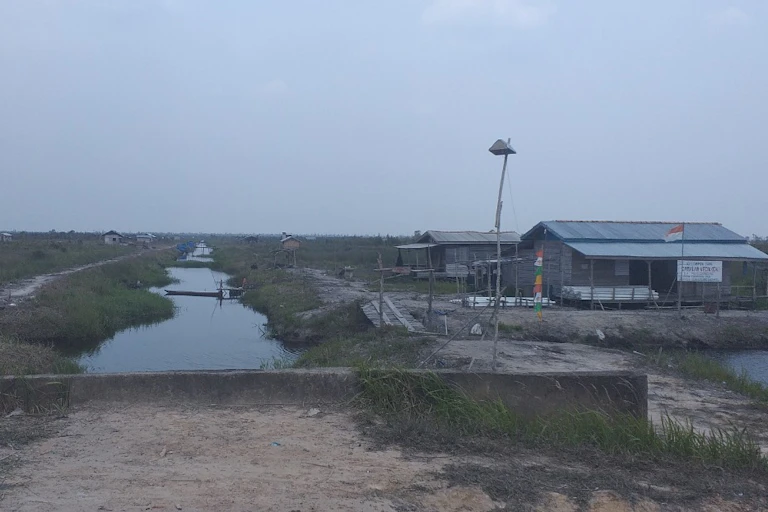 Rumah di kanan menghadap kali.