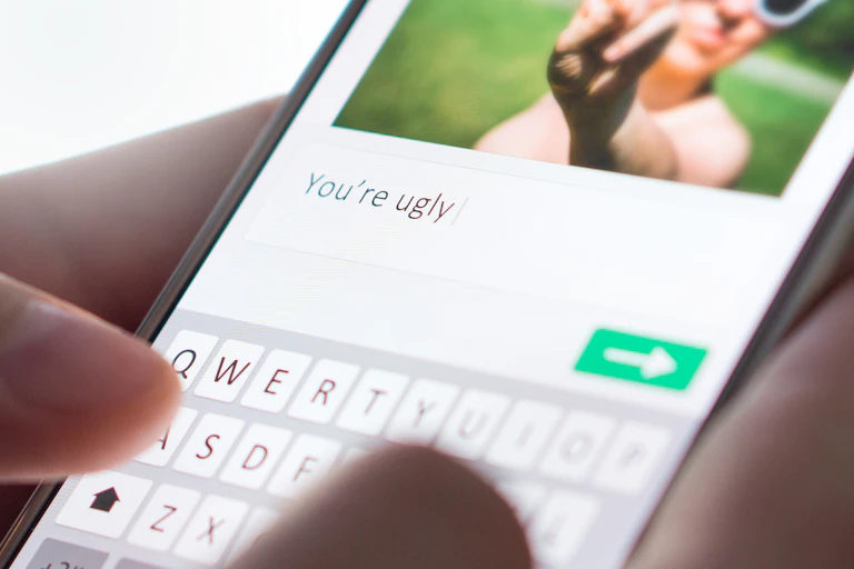 Close up of message 'you're ugly' on phone