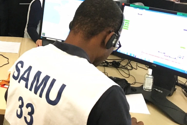 Opérateur au centre d'appel du SAMU 33, vu de dos