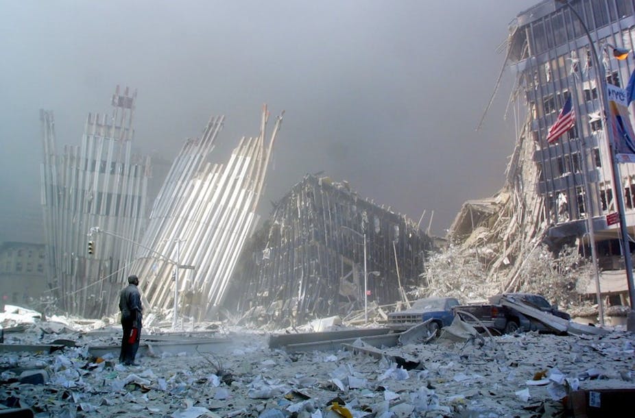 Un homme se tient dans les gravats du World Trade Center