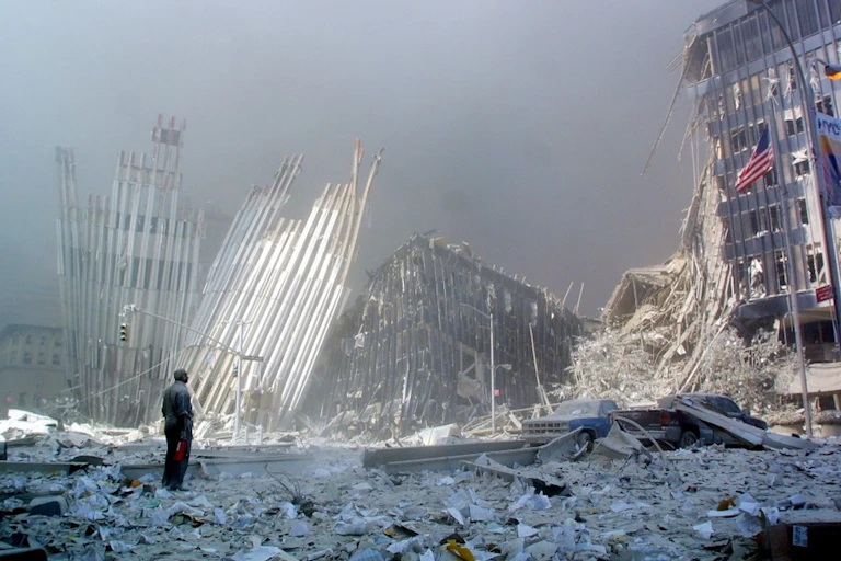 Un homme se tient dans les gravats du World Trade Center