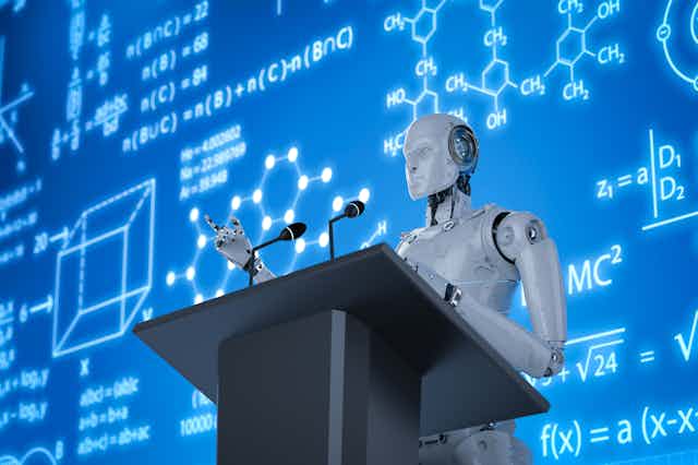 Un robot imparte una conferencia ante una pantalla azul.