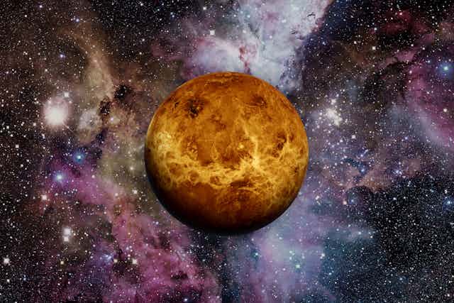 Venus sobre un fondo de estrellas y nebulosas.