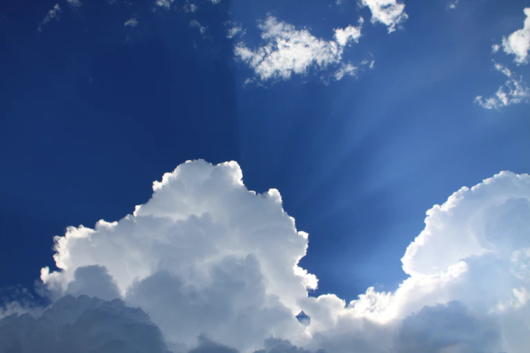 Awan putih di langit biru.
