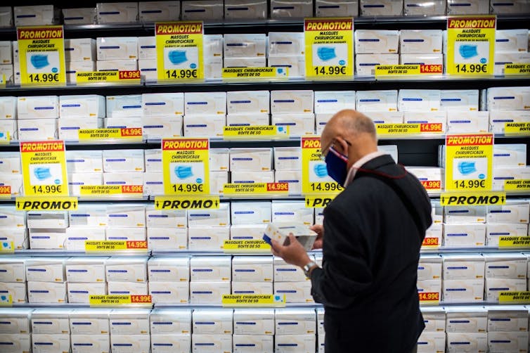 Un client dans une pharmacie parisienne.