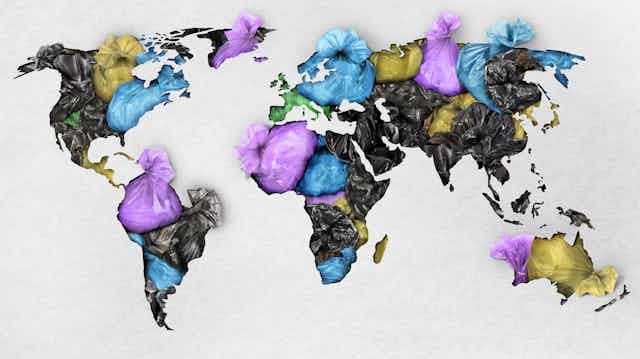 Mapa mundi confeccionado con bolsas de basura.
