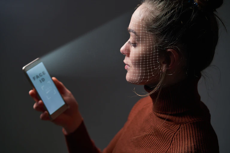 Femme scannant son visage grâce à son téléphone.
