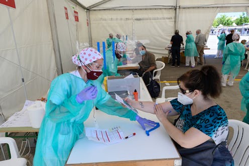 “Tenemos un mensaje simple para todos los países: test, test, test”. La famosa frase fue pronunciada por Tedros Adhanom, el Director General de la OMS, el 16 de marzo, cuando apenas se contabilizaban 6 500 fallecidos por COVID-19 en el mundo. Hoy, acercándonos peligrosamente al millón de muertos, sabemos que ese mensaje no ha resultado ser tan “simple” como prometía Adhanom.