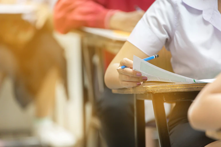 Una estudiante haciendo un examen.