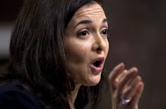 Sheryl Sandberg parle au micro