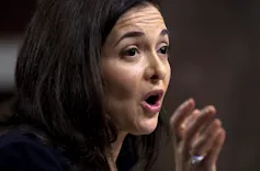 Sheryl Sandberg parle au micro