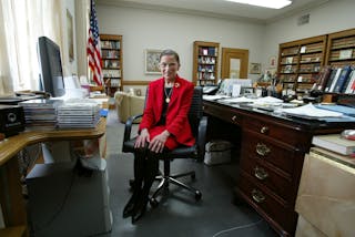 rechter van het Hooggerechtshof Ruth Bader Ginsburg zat in haar kamer in 2002.rechter van het Hooggerechtshof Ruth Bader Ginsburg in haar kamers. David Hume Kennerly/Getty Images