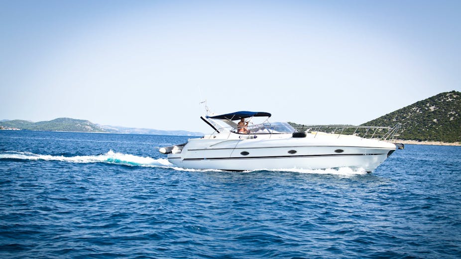 Bateau à moteur sur l'eau.