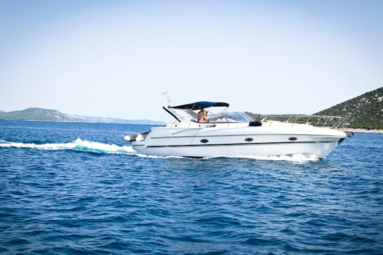 Bateau à moteur sur l'eau.