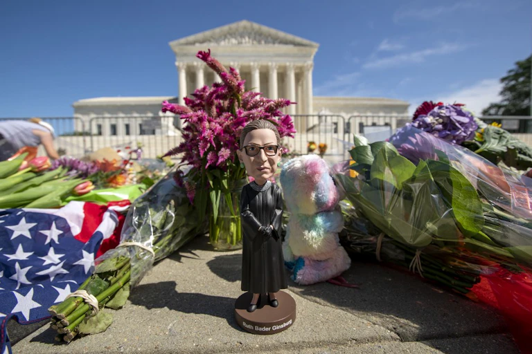 Statuette représentant Ruth Bader Ginsburg devant le bâtiment de la Cour suprême