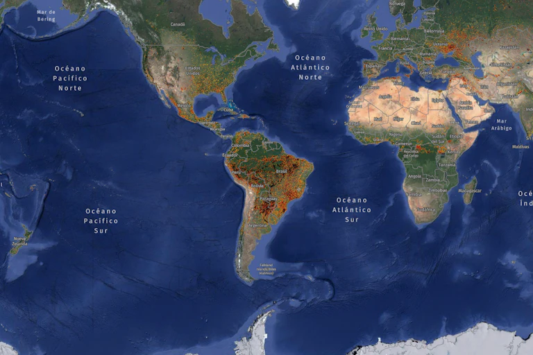 Mapamundi, centrado en América latina, que muestra con puntos rojos los incendios en curso en el mundo.