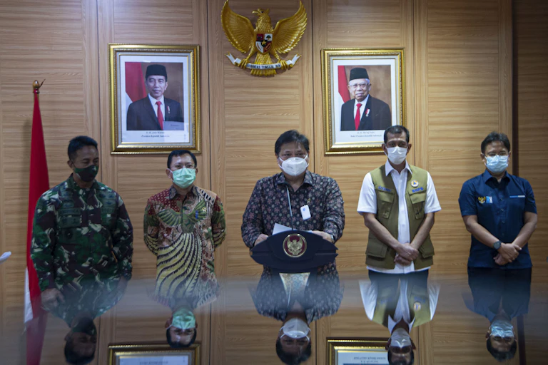 Menko Perekonomian sekaligus Ketua Komite Penanganan COVID-19 dan Pemulihan Ekonomi Nasional Airlangga Hartarto didampingi Menteri Kesehatan Terawan Agus Putranto, KSAD Jenderal TNI Andika Perkasa, Kepala BNPB Doni Monardo, dan Wakil Menteri BUMN Budi G Sadikin memberikan keterangan kepada wartawan tentang perkembangan penanganan COVID-19 di Jakarta