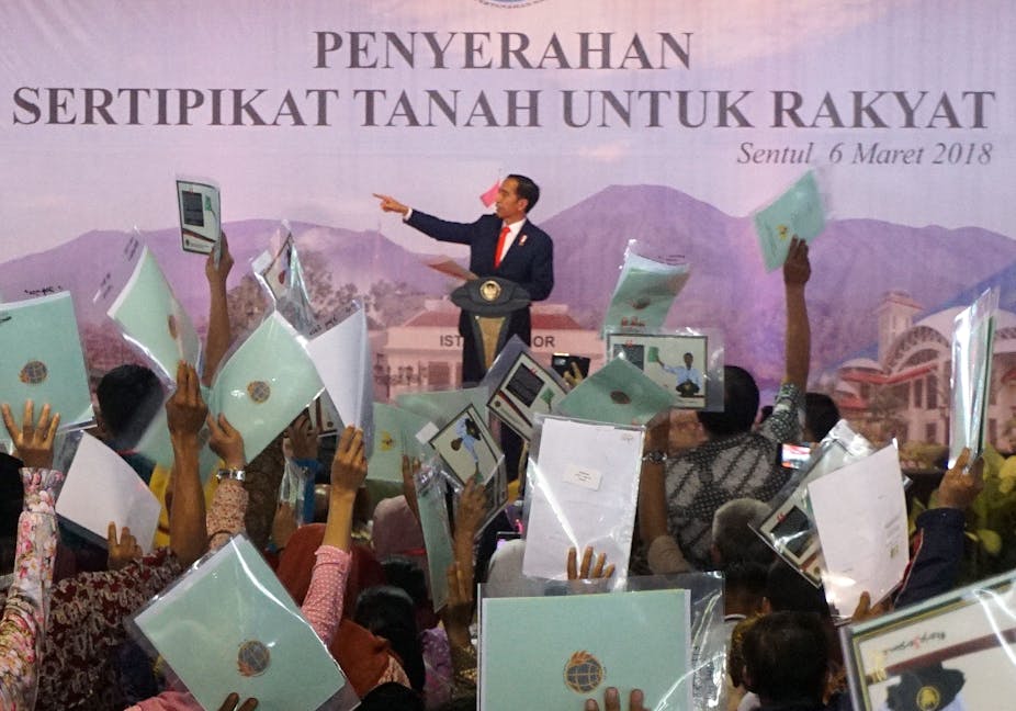 Presiden Joko Widodo memberikan sambutan saat pembagian sertifikat tanah kepada warga di Sentul, Kabupaten Bogor, Jawa Barat