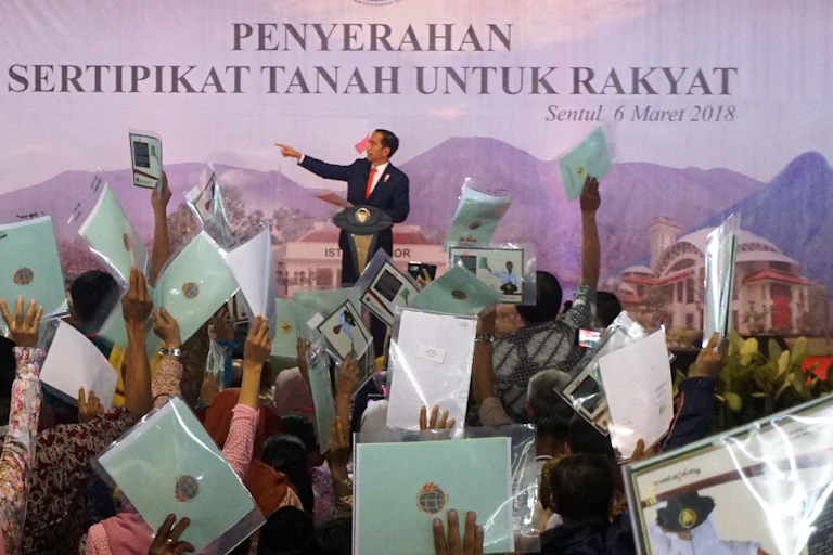 Presiden Joko Widodo memberikan sambutan saat pembagian sertifikat tanah kepada warga di Sentul, Kabupaten Bogor, Jawa Barat