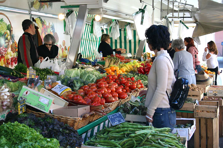 Des personnes au marché