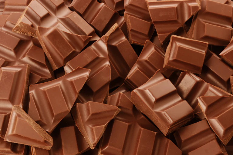 Onzas troceadas de chocolate.