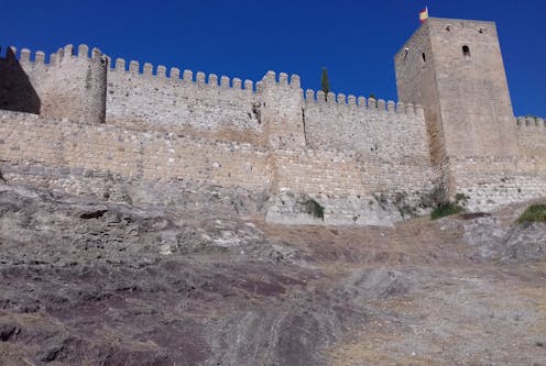Solemos asociar el disfrute de la geología a extenuantes jornadas de campo en parajes exóticos y alejados, o a la visita a museos. Nos maravillamos al contemplar las formaciones espeleológicas del interior de una cueva, un paisaje de montaña cautivador o la presencia de un fósil extraño sobre una roca. Además, asociamos esta disciplina a tópicos como los dinosaurios, el petróleo y las piedras preciosas.