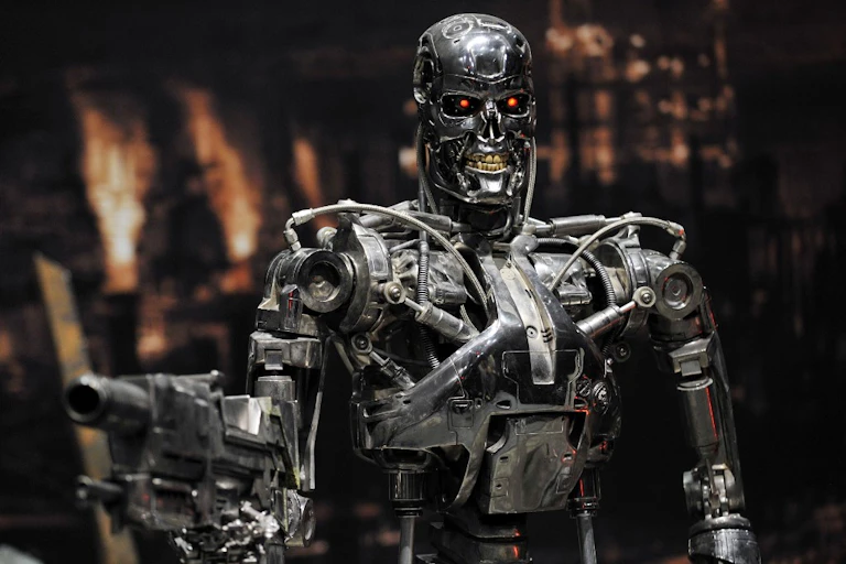 Une sculpture de robot inspirée du film Terminator
