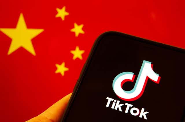 Bandera china y logotipo de Tik Tok