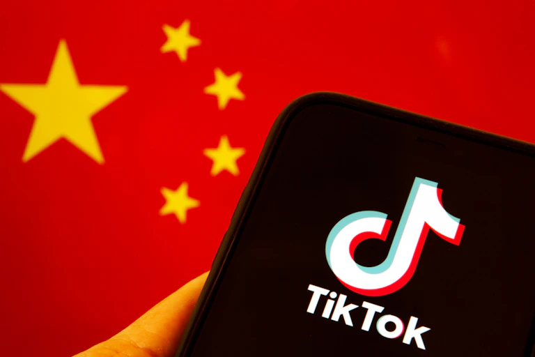 Bandera china y logotipo de Tik Tok