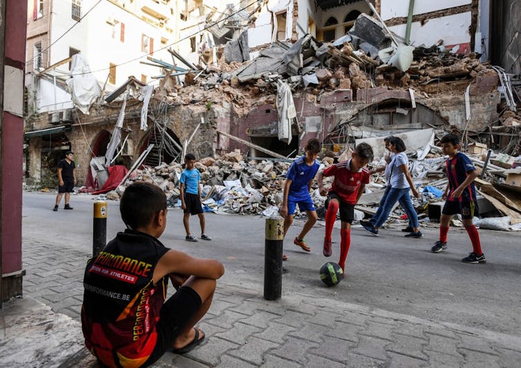 Des enfants dans les décombres du quartier de Gemmayzeh, à Beyrouth, le 28 août 2020