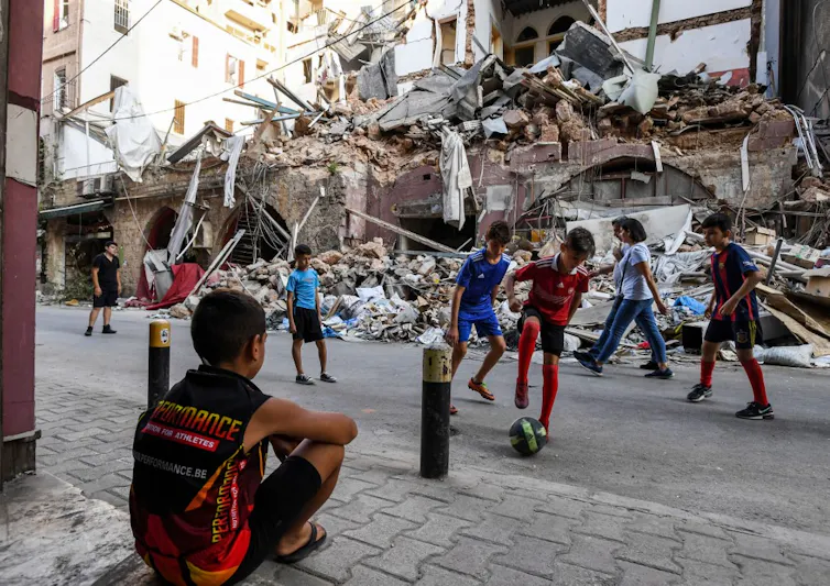 Des enfants dans les décombres du quartier de Gemmayzeh, à Beyrouth, le 28 août 2020