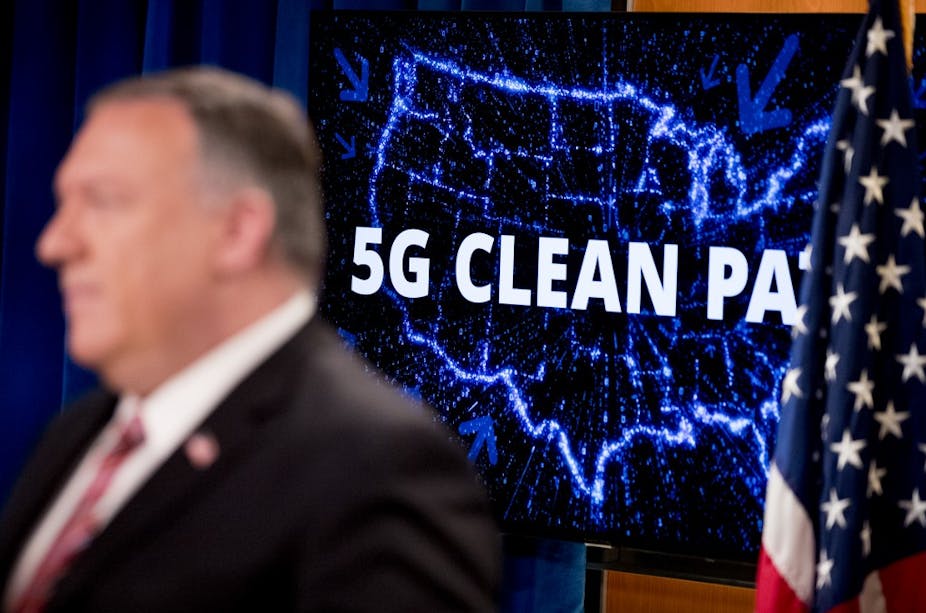 Mike Pompeo devant une carte des États-Unis portant le slogan « 5G Clean Path »