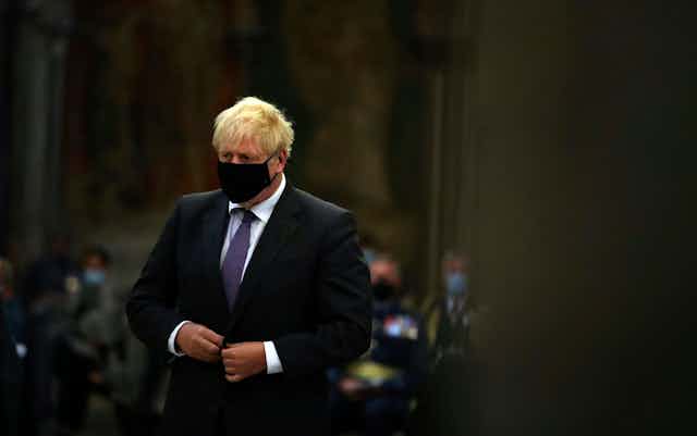 Boris Johnson wearing a mask 